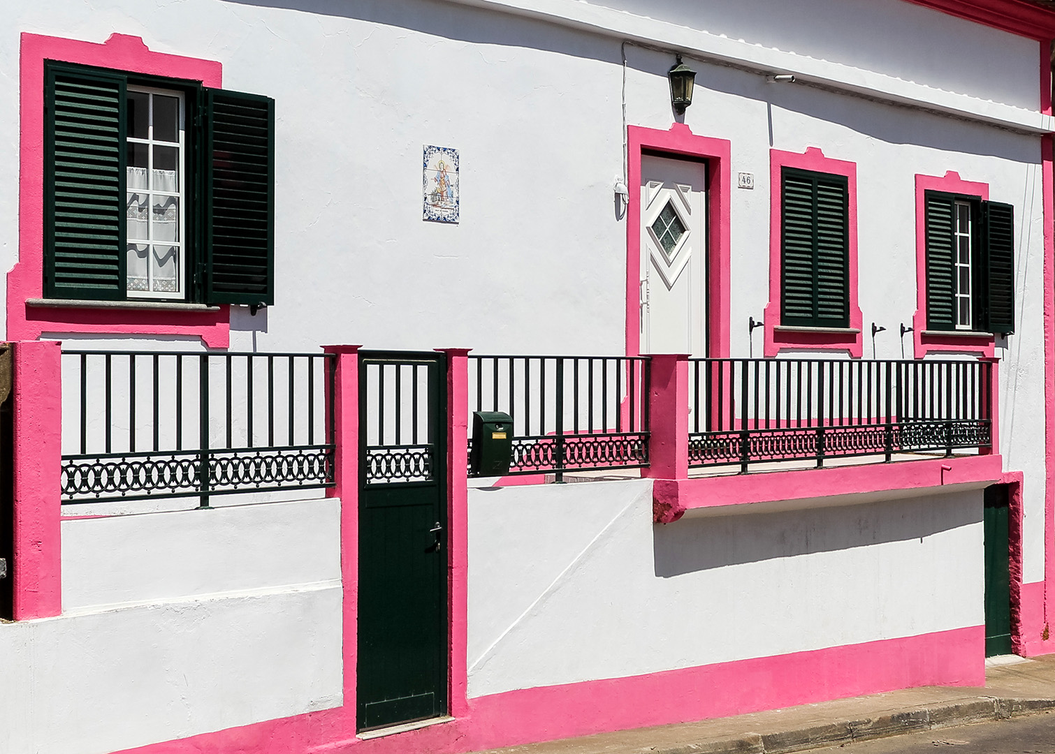 Azoren - Wohnhaus mit pinken Tür- und Fensterrahmen