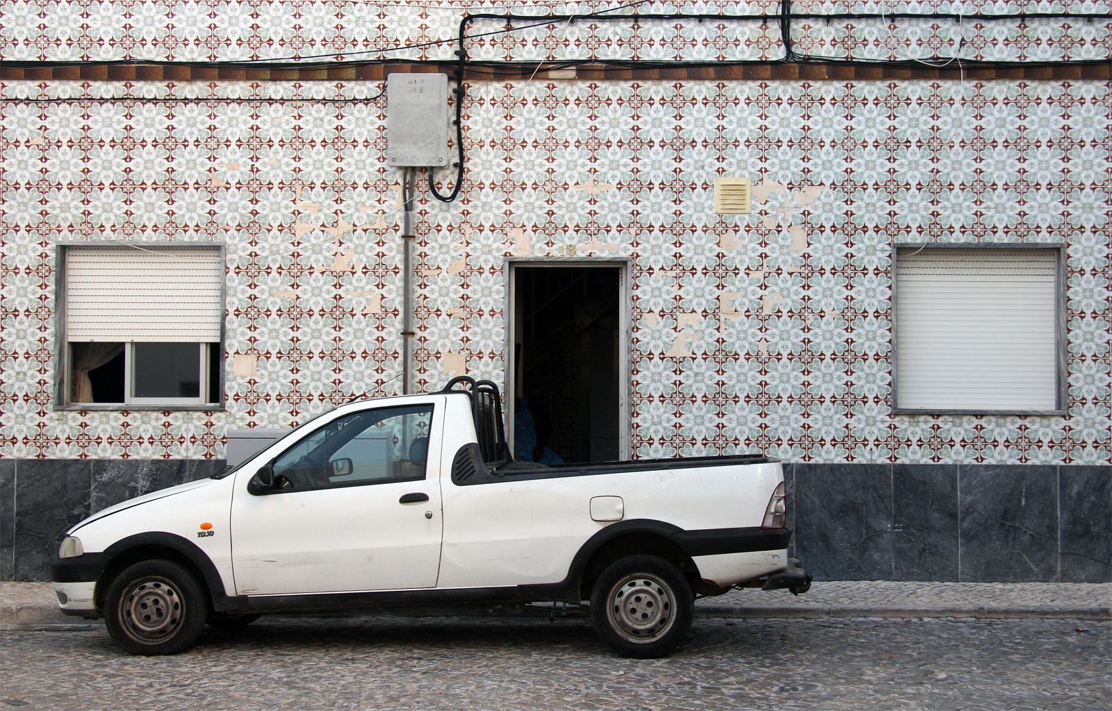 "Azulejos an einer Hauswand in Olhão"