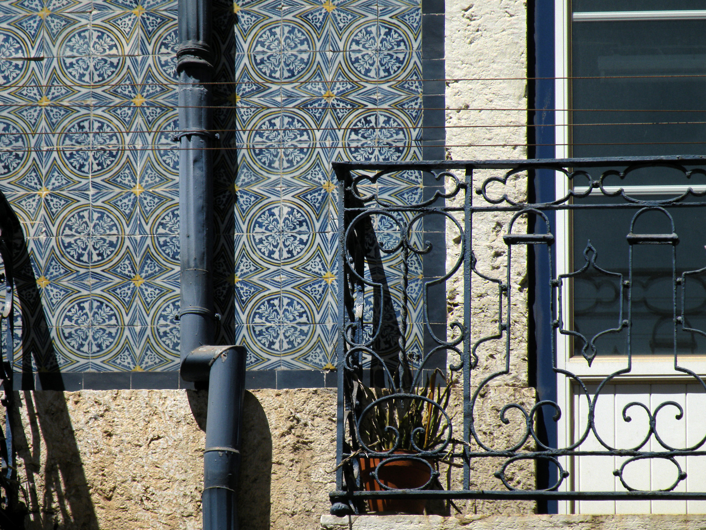 azulejos e ferro battuto...