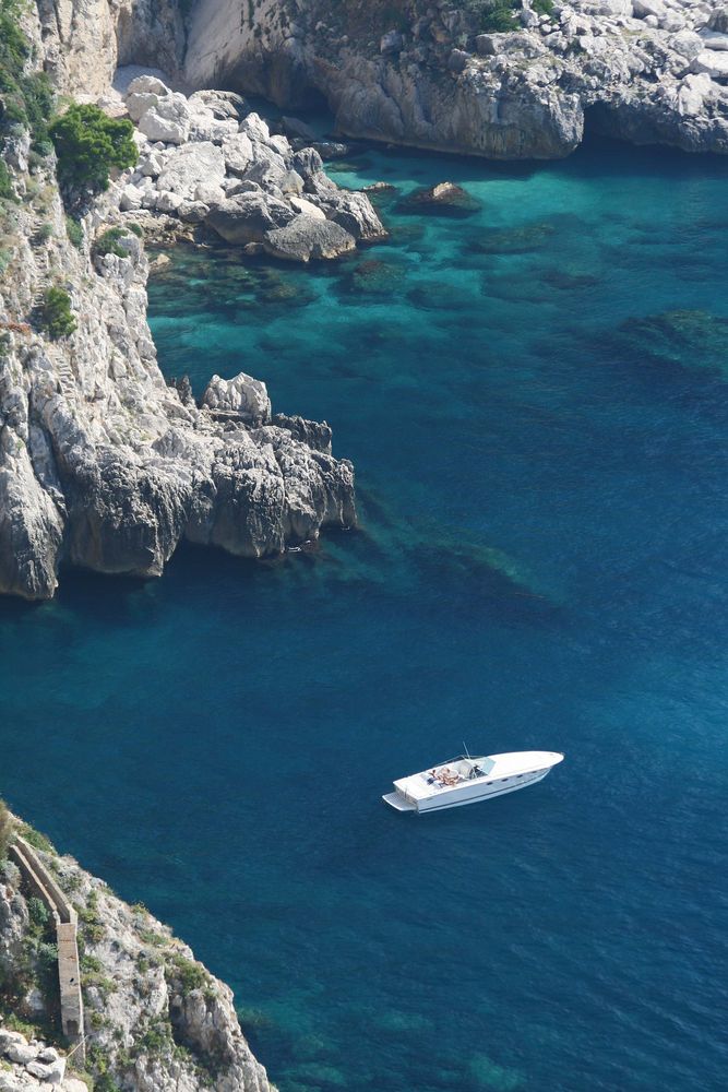 Azurblaue Bucht von Capri