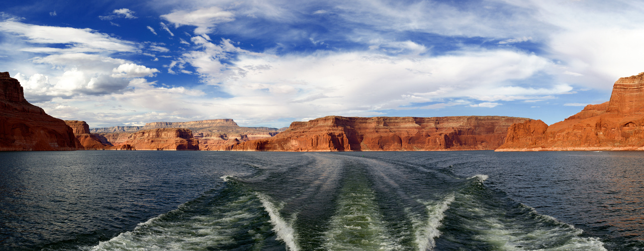 Azurblauer Himmel über den Lake Powell