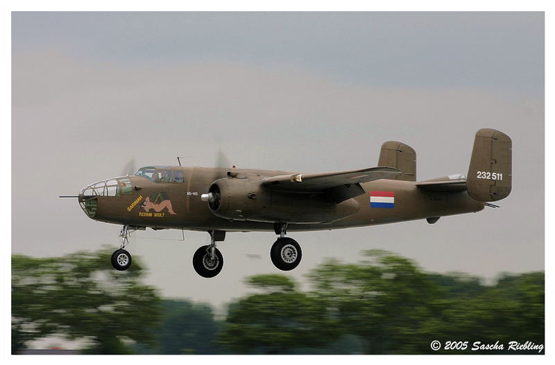 B-25N Mitchell im Landeanflug...