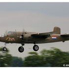 B-25N Mitchell im Landeanflug...