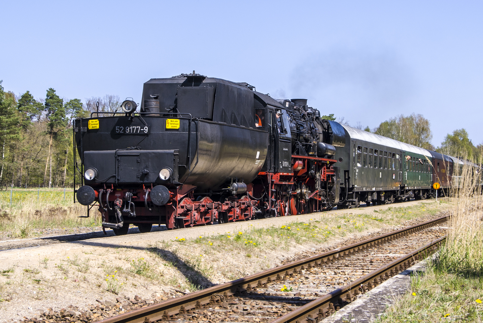 B 52 8177-9 bei der Einfahrt in den Haltepunkt Vogelsang