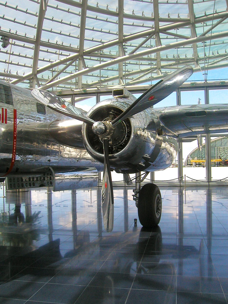 B-95J Mitchell im Hangar 7