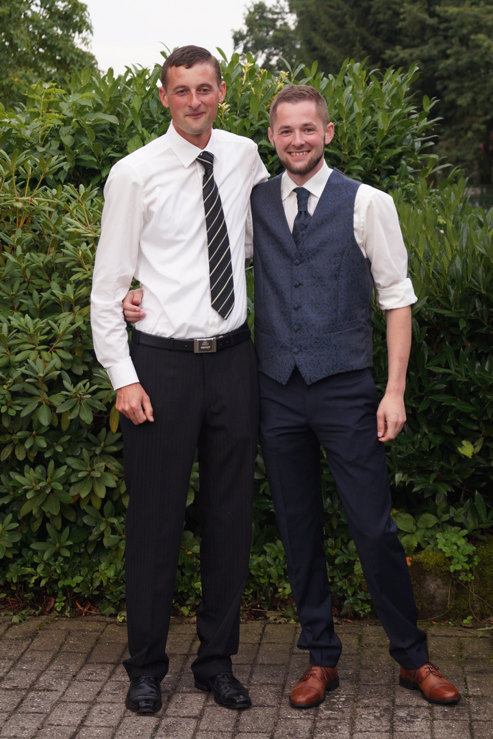 B & A Hochzeit Bräutigam mit Bruder