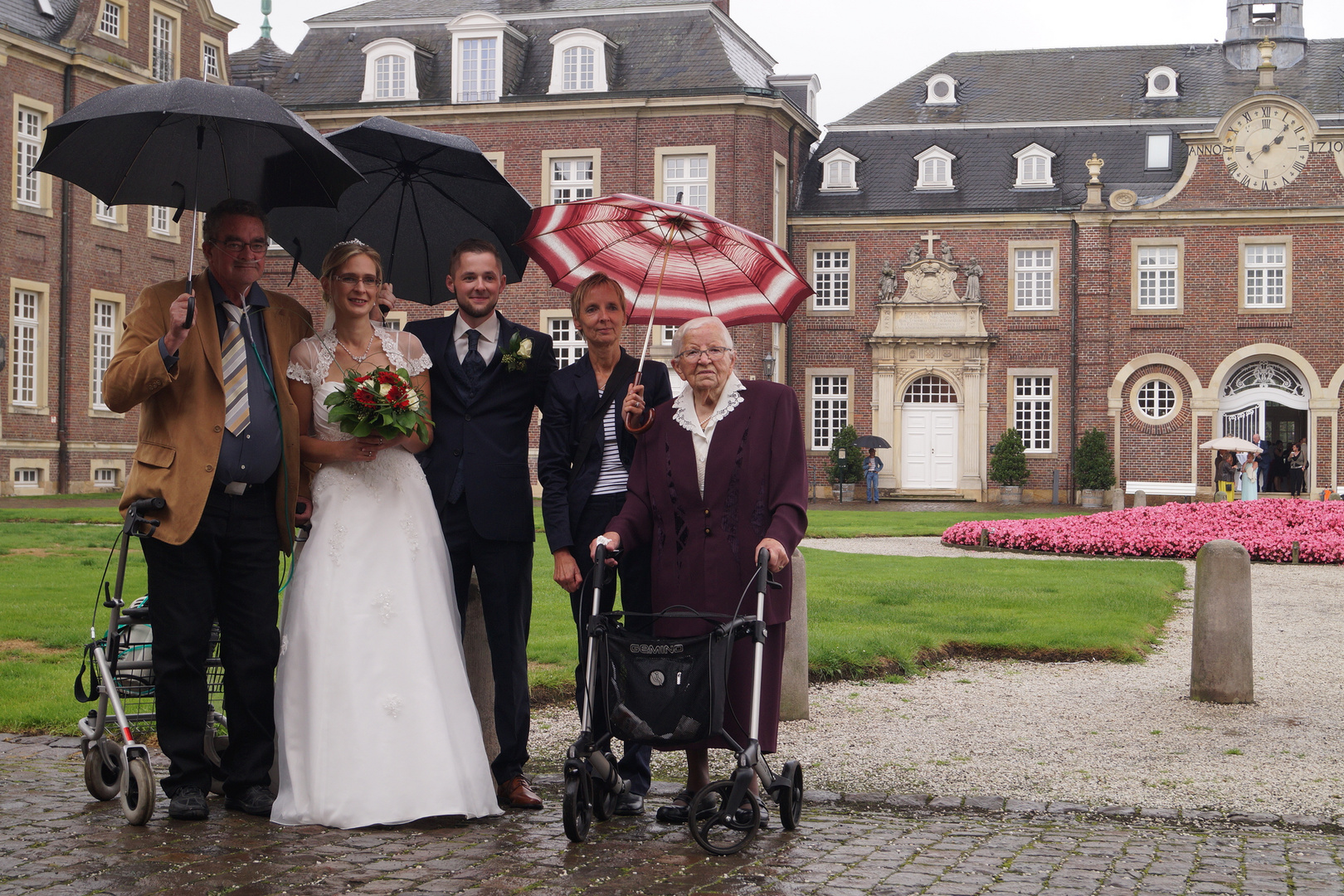 B & A Hochzeit Bräutpaar mit Eltern des Bräutigams