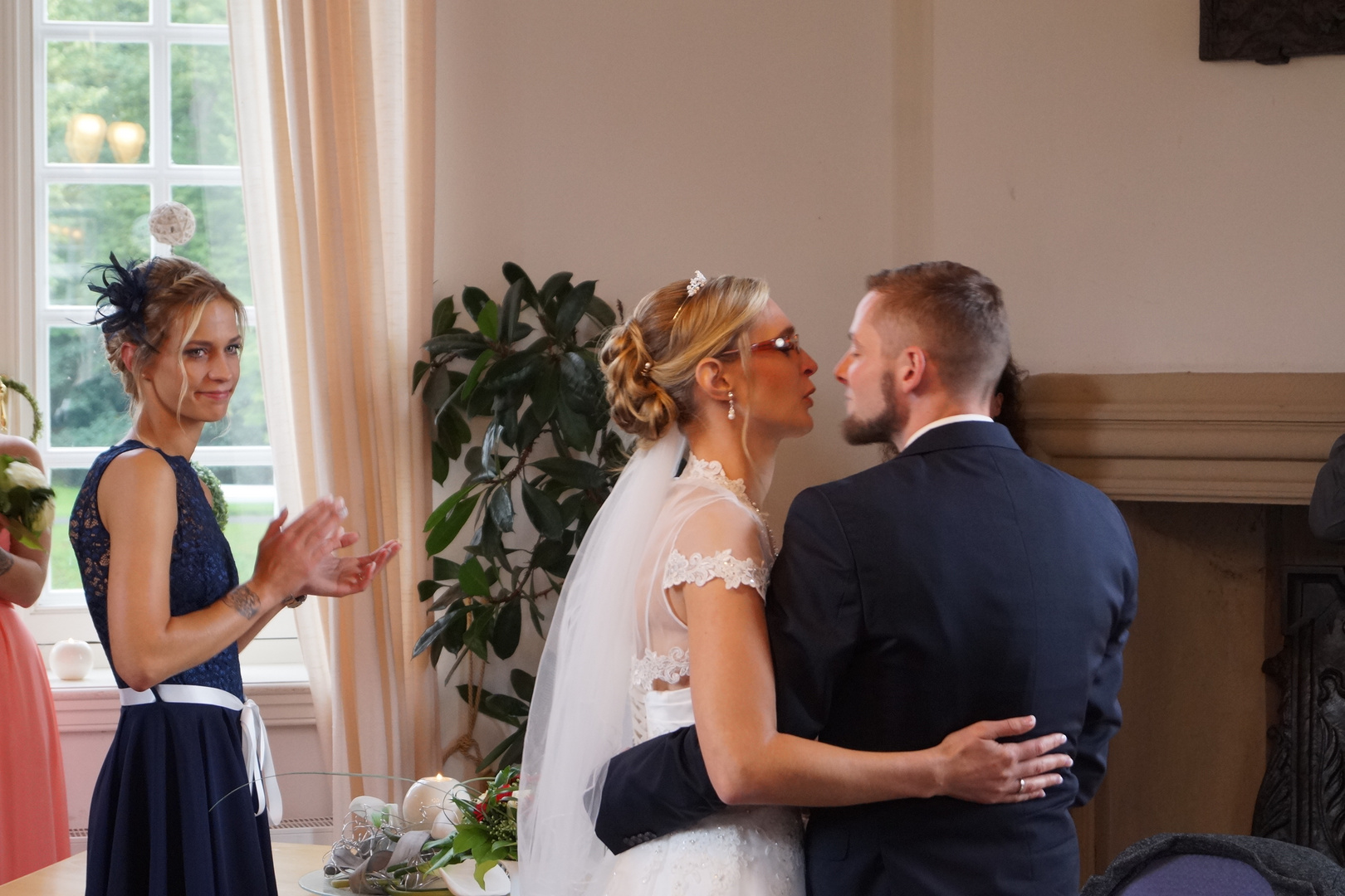 B & A Hochzeit SIe dürfen die Braut jetzt küssen