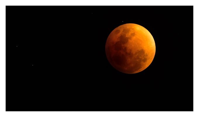 B L U T M O N D F I N S T E R N I S