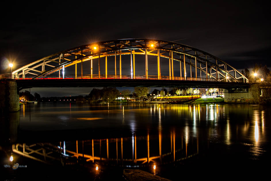 Weser Bücke in Rinteln bei Nacht von EicheFotos