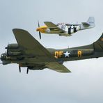 B17 in Begleitung einer P51