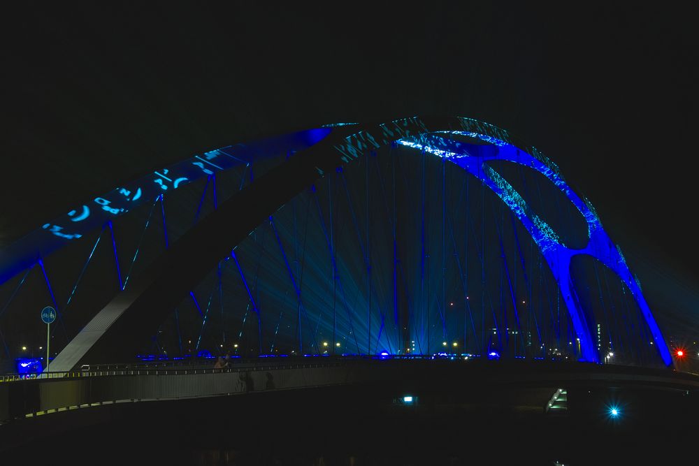 Osthafenbrücke mit Beleuchtungseffekt von Rene Perrot 