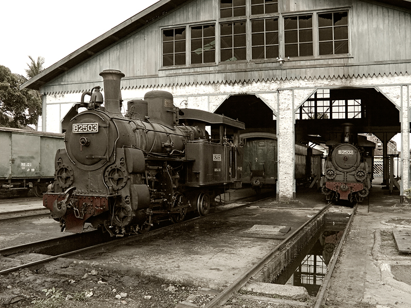 B2503 vor dem Lokschuppen der Ambarawa-Bahn