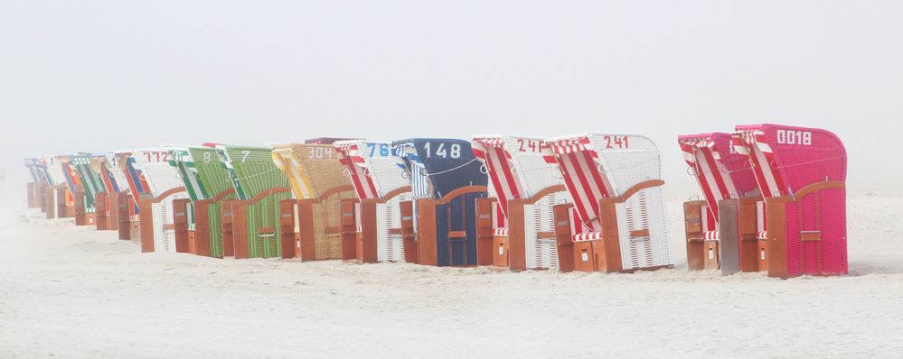 Strandkörbe im Seenebel von Digi-Mona 