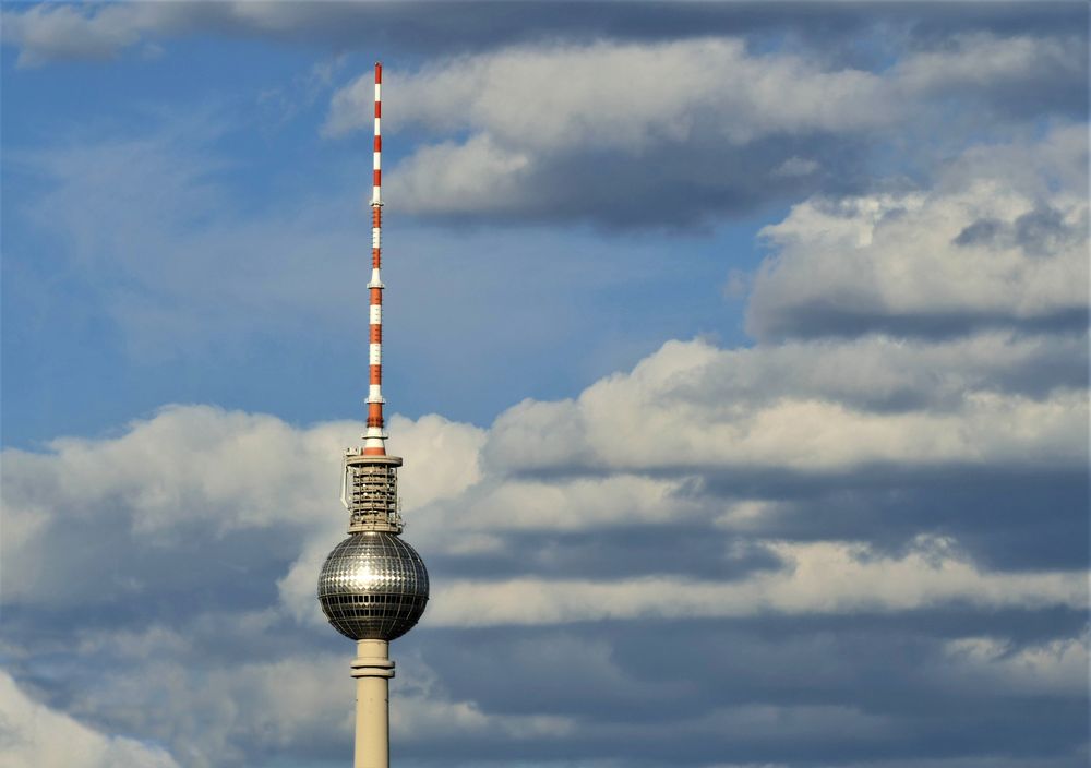 Fernsehturm am Wolken kratzen von Grand