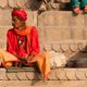 Sadhu sitzt auf den Ghats am Ganges in Varanasi, Indien