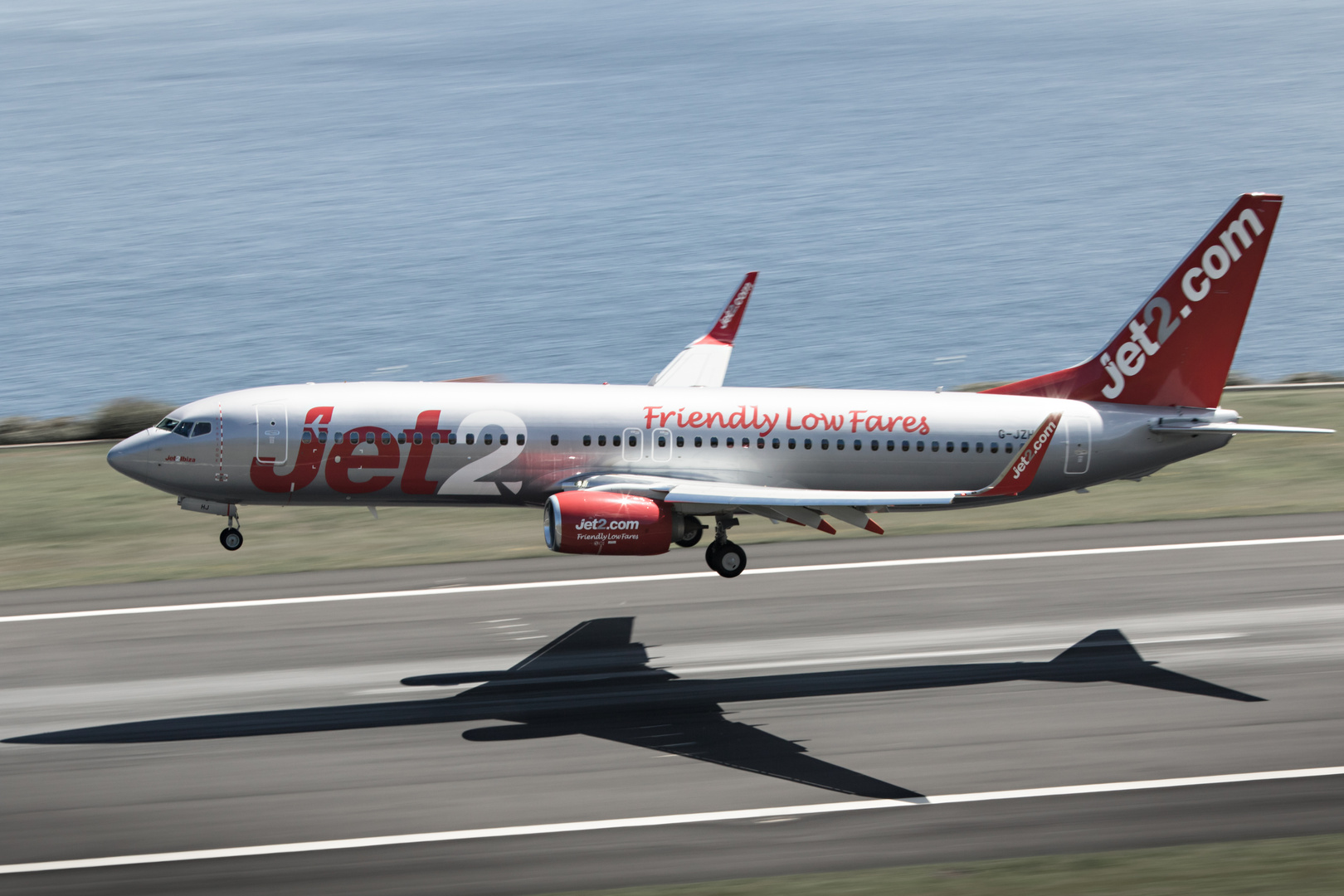 *B737-800 G-JZHJ* 