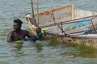 Salzfischer auf dem Lac rose mit den Stelzen auf denen er im Wasser steht. (Senegal) by Jürgen Kornischka