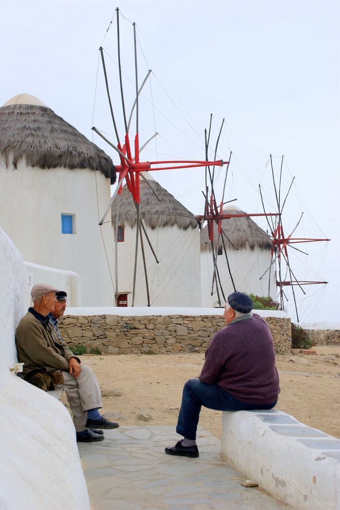 Ruhige Gesprächsrunde vor stillstehenden Mühlen auf Mykonos von rghorbach