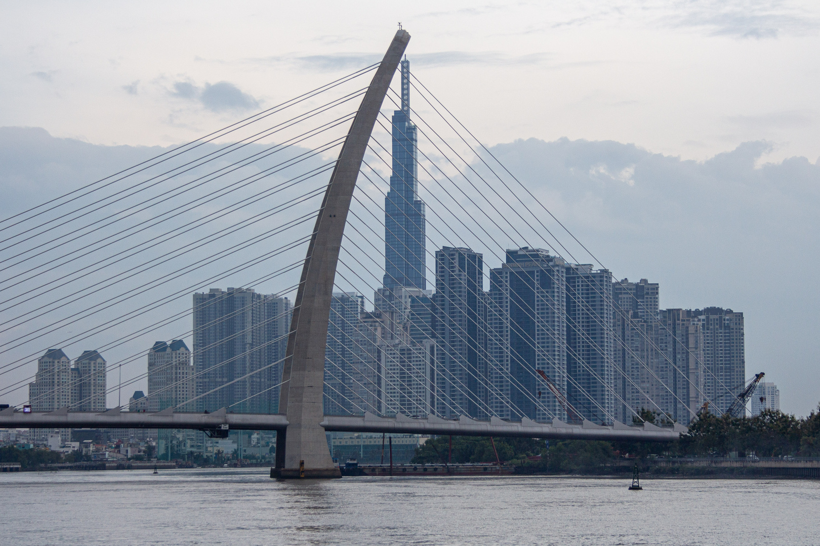 Ba Son Brücke küsst Landmark 81