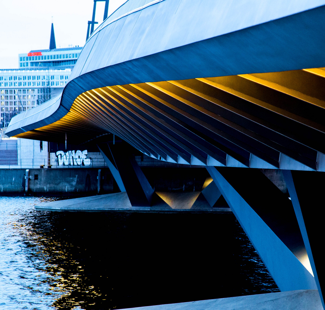 Baakenhafenbrücke im Morgengrau