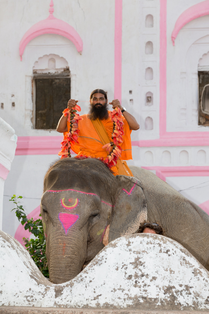 Baba mit Elefant