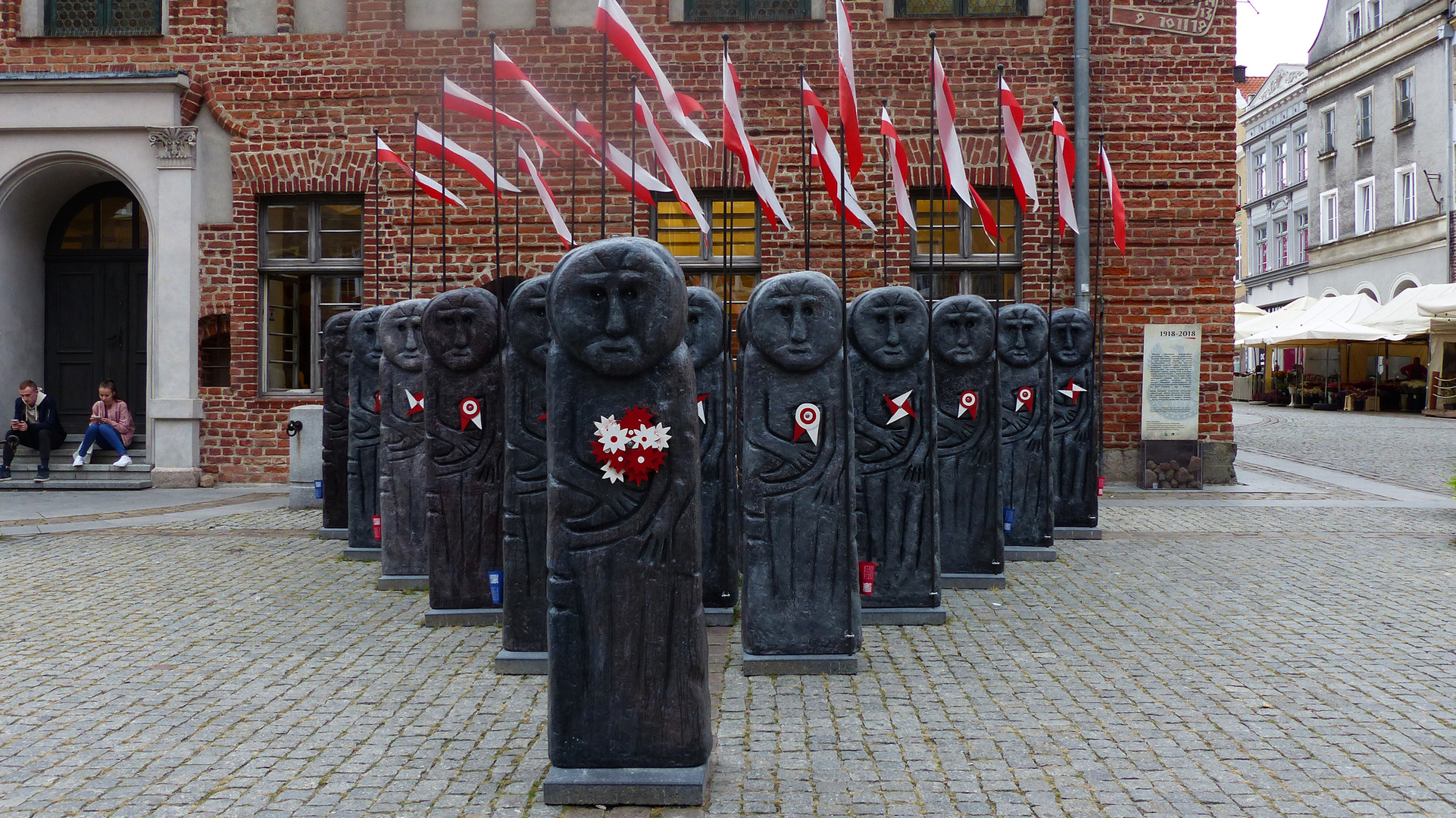 Baba Pruskas vor dem alten Rathaus in Allenstein.