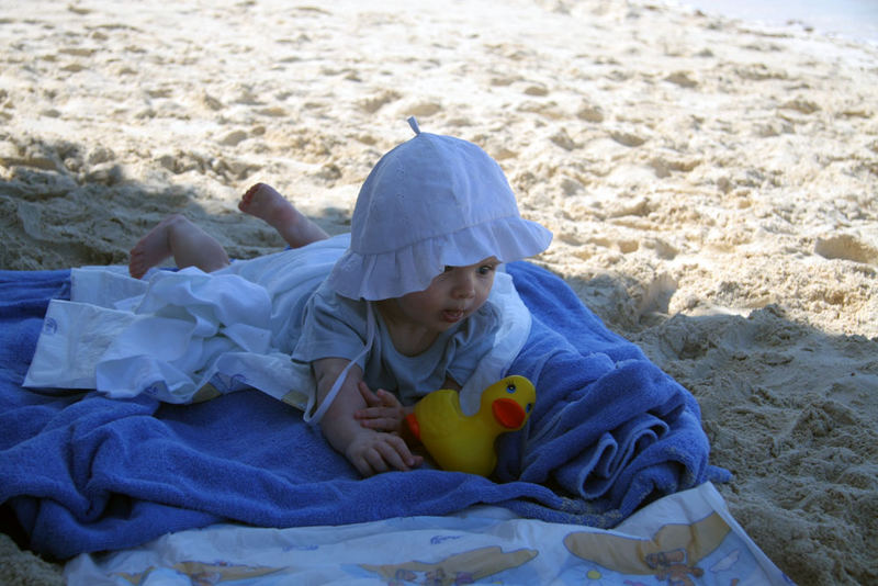 Babies allein am Strand