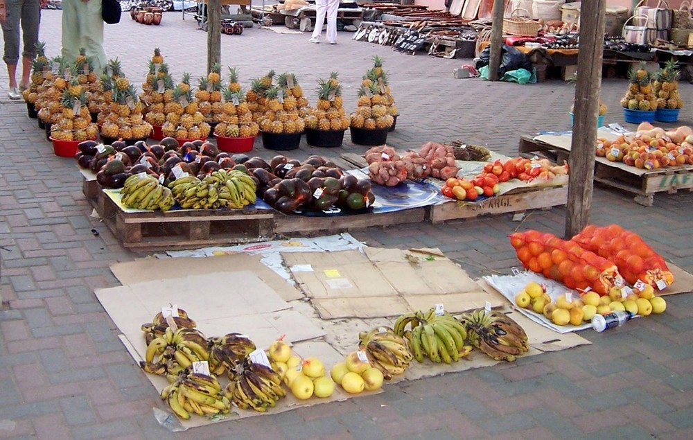 Baby - Ananas auf dem Markt