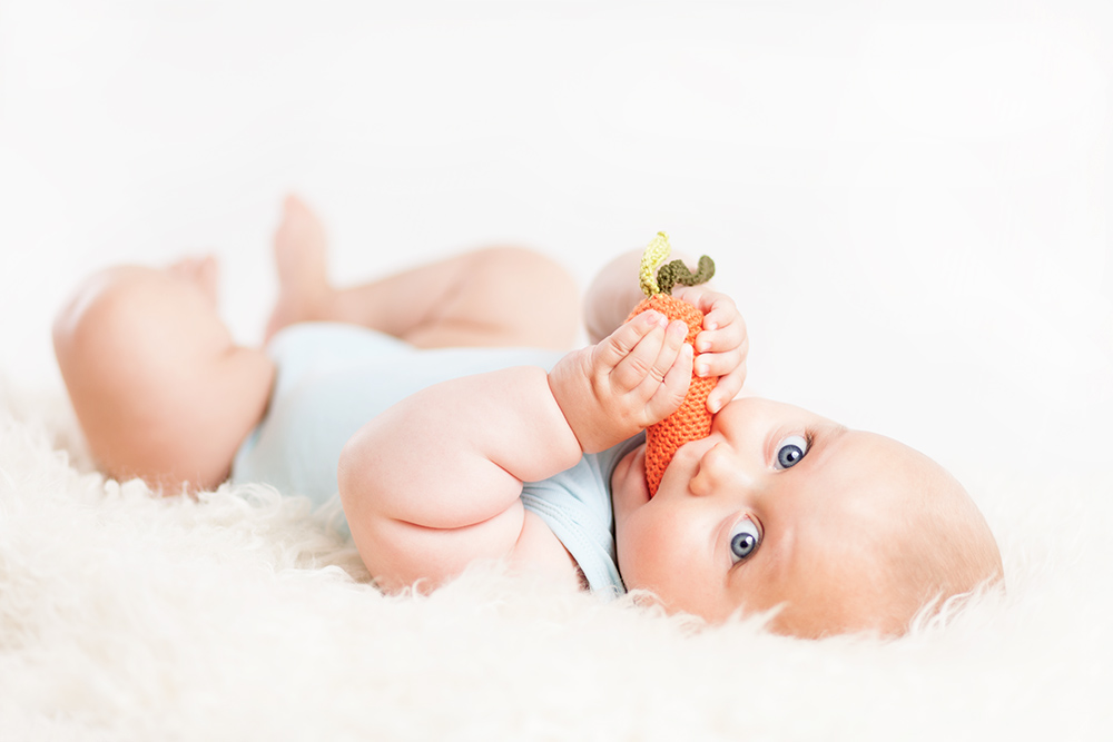 Baby auf Fell vor weißem Hintergrund