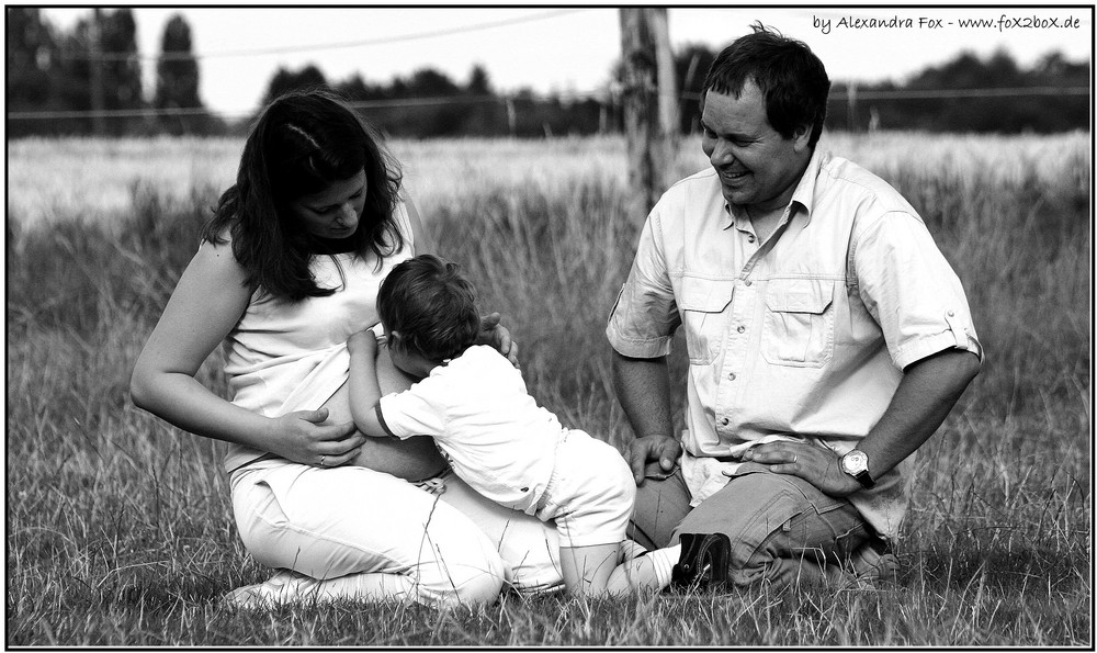 . baby - belly in family portrait II .