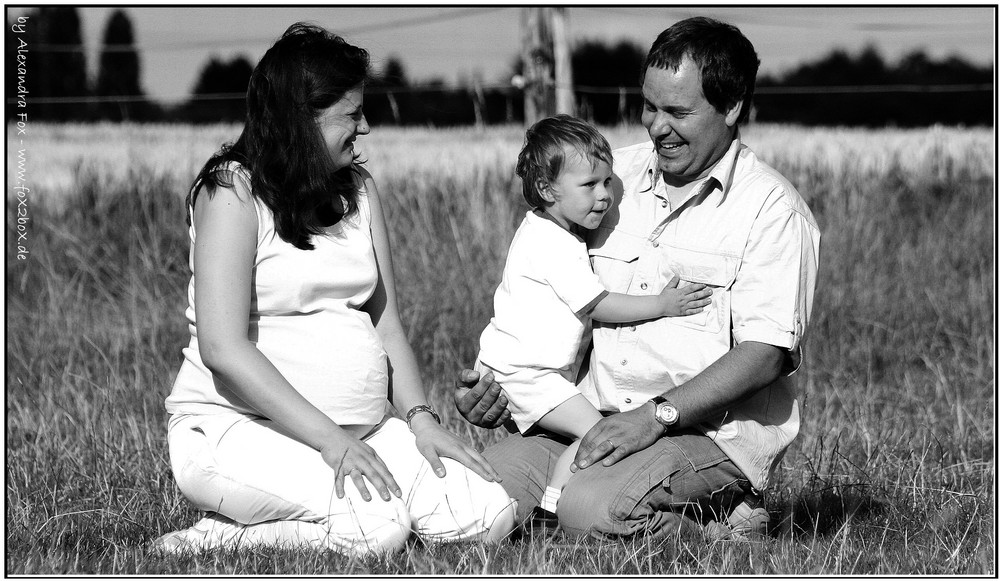 . baby - belly in family portrait VI .