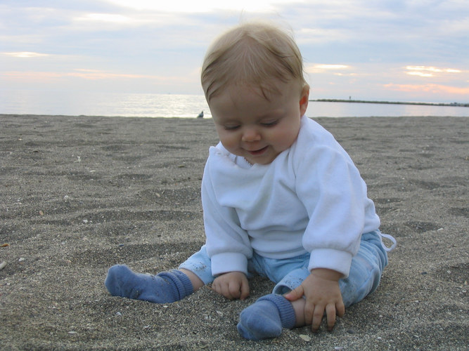 Baby das erste Mal am Strand