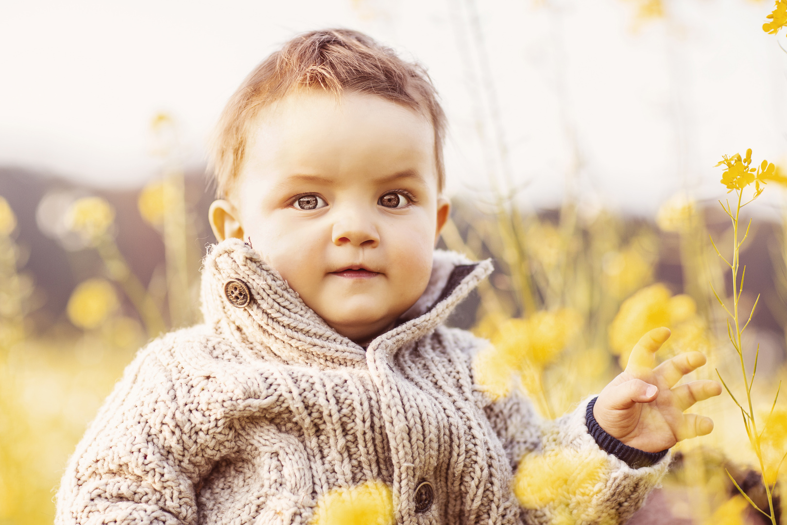 Baby erkundet die Welt