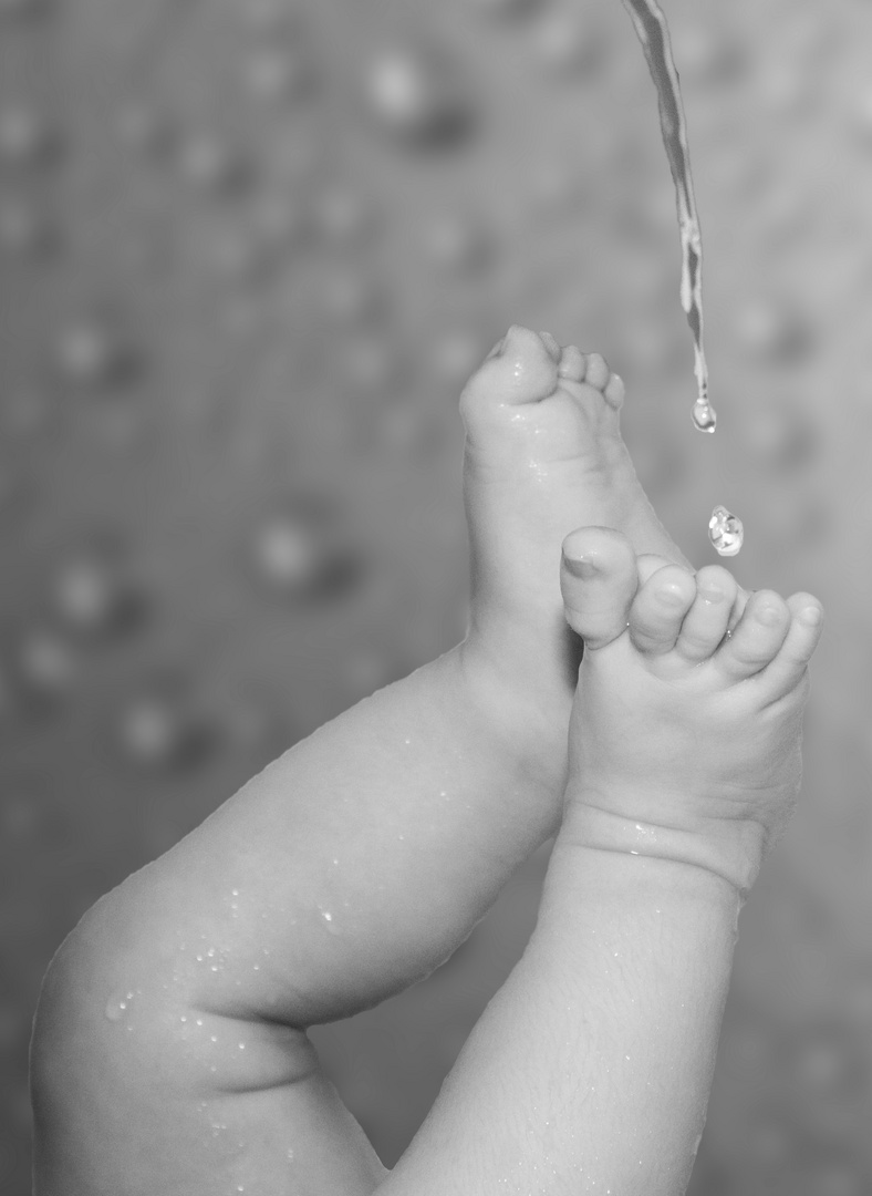 Baby Füßchen im Wasser