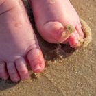 Baby-Füße das erste mal im Sand