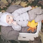 Baby im goldenen Herbst