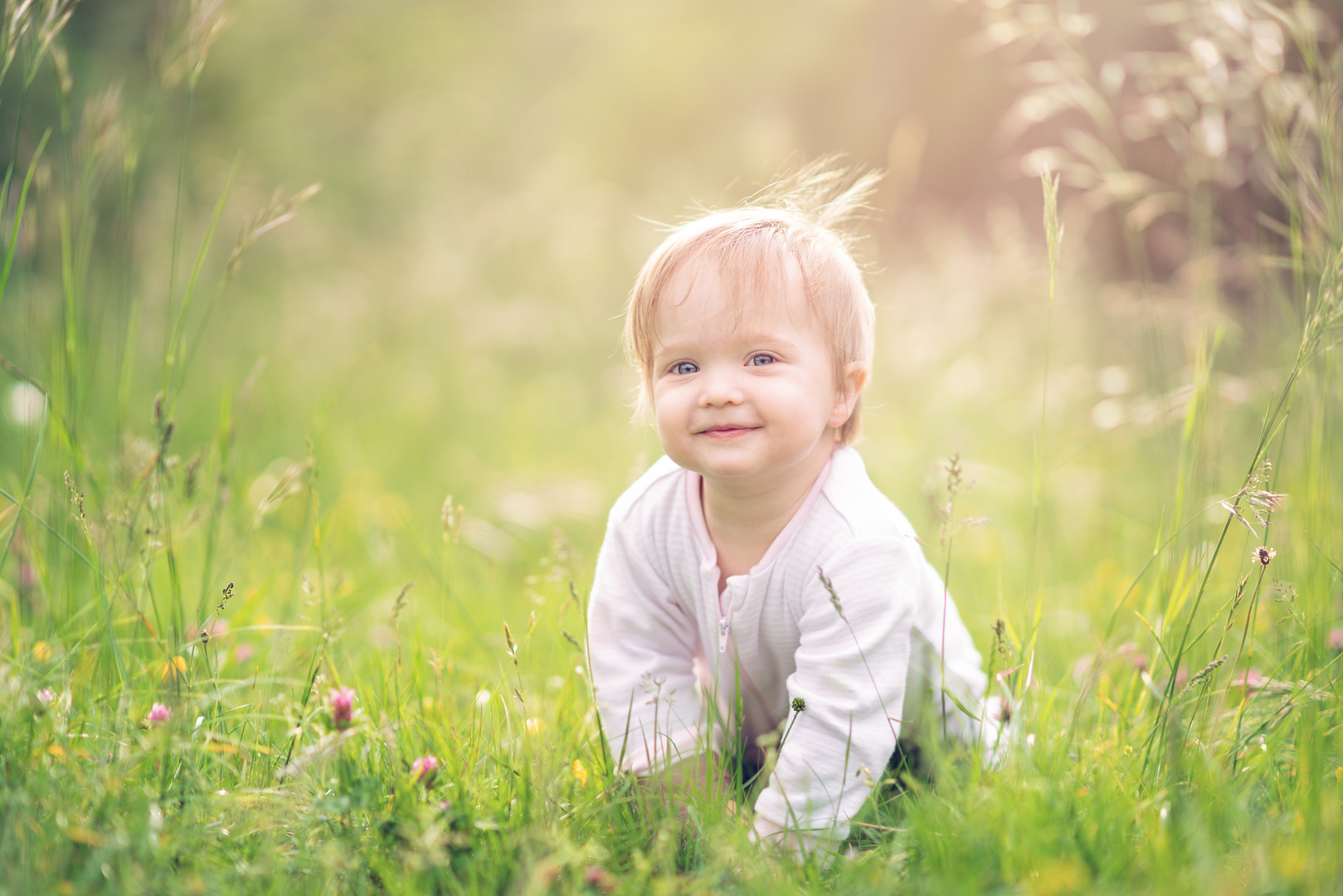 Baby im Gras Foto & Bild kinder, babies, outdoor Bilder auf