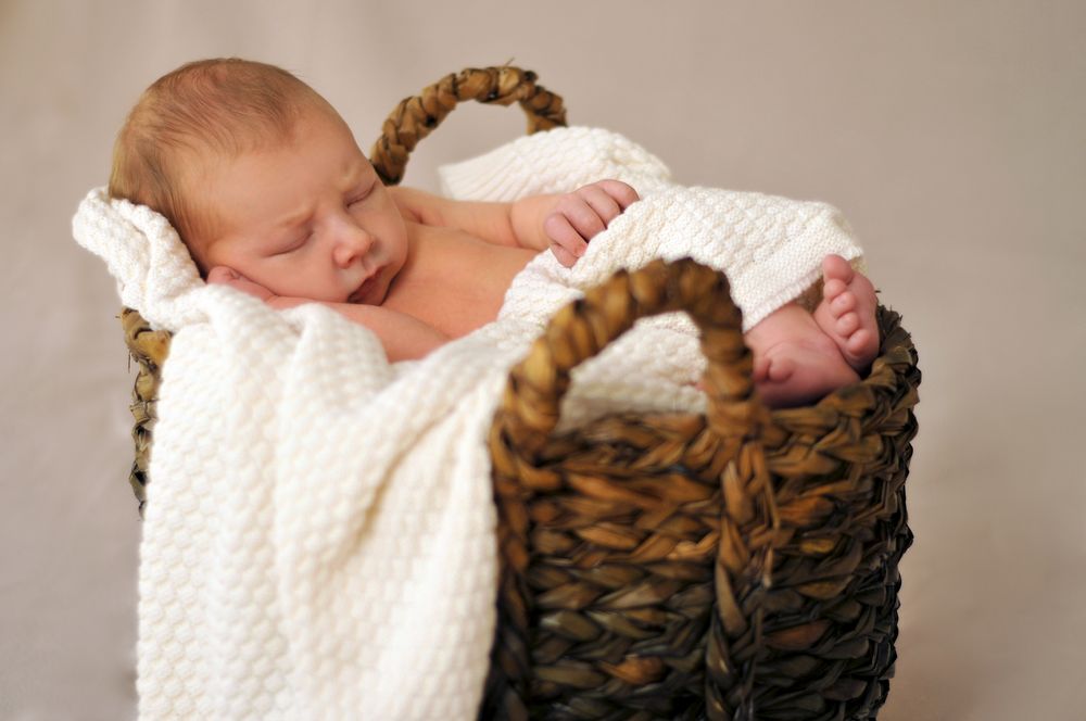 Baby im Körbchen Foto &amp; Bild | kinder, babies, menschen Bilder auf ...