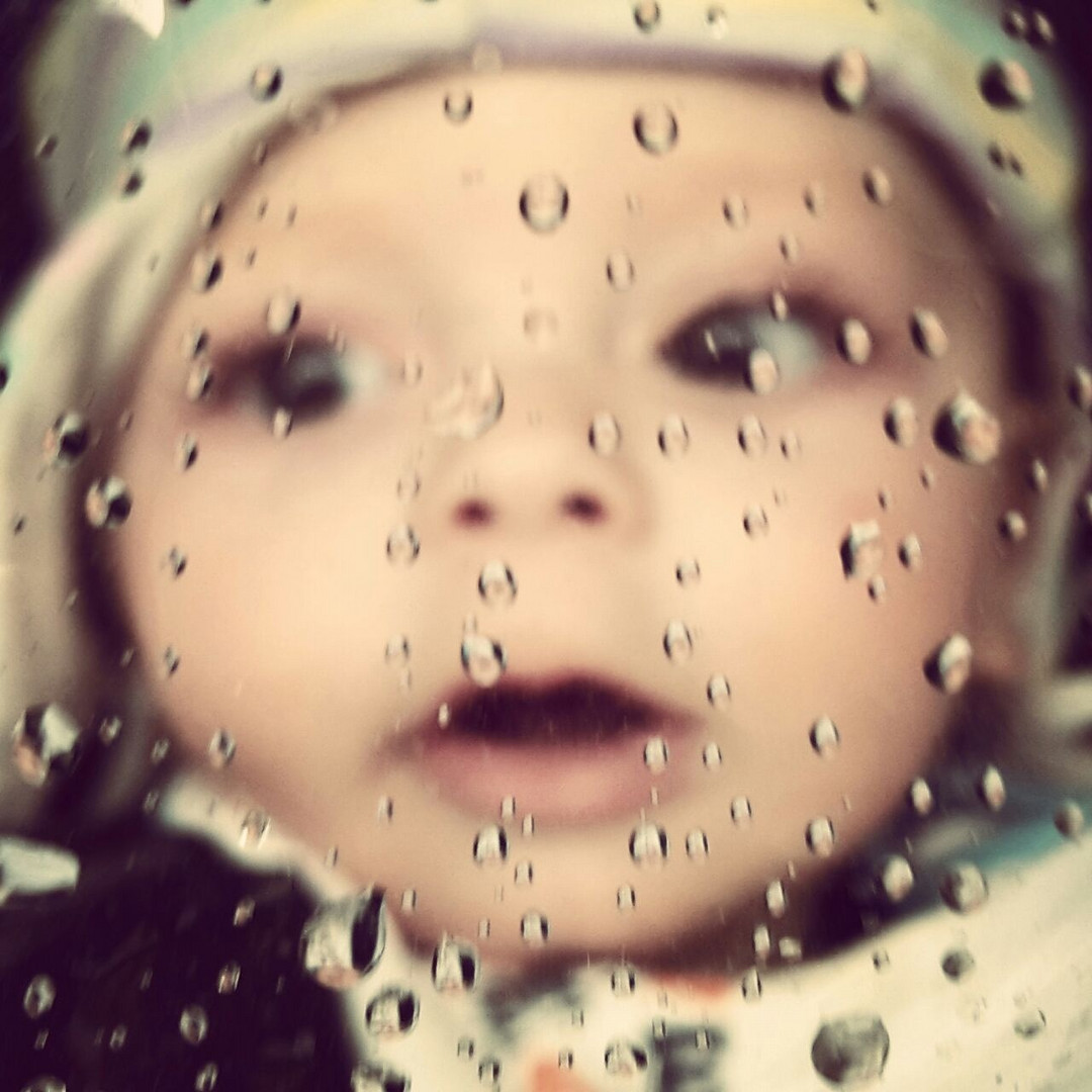 Baby im Regen