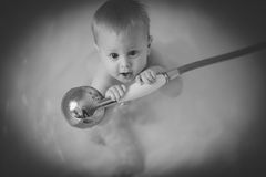 Baby in der Badewanne