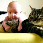 Baby mit Kater Romeo