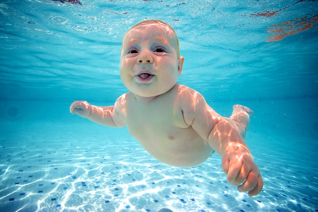 Baby taucht unter Wasser