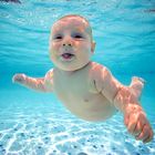 Baby taucht unter Wasser