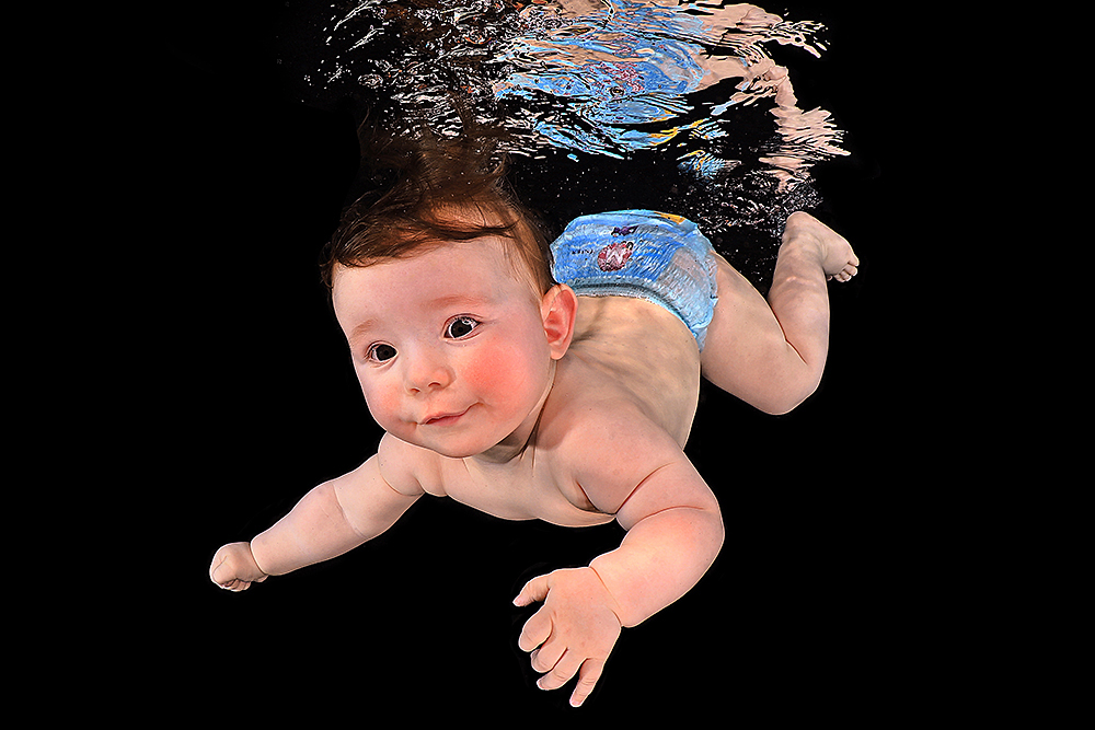 baby underwater shooting