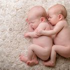 Baby Zwillinge kuscheln