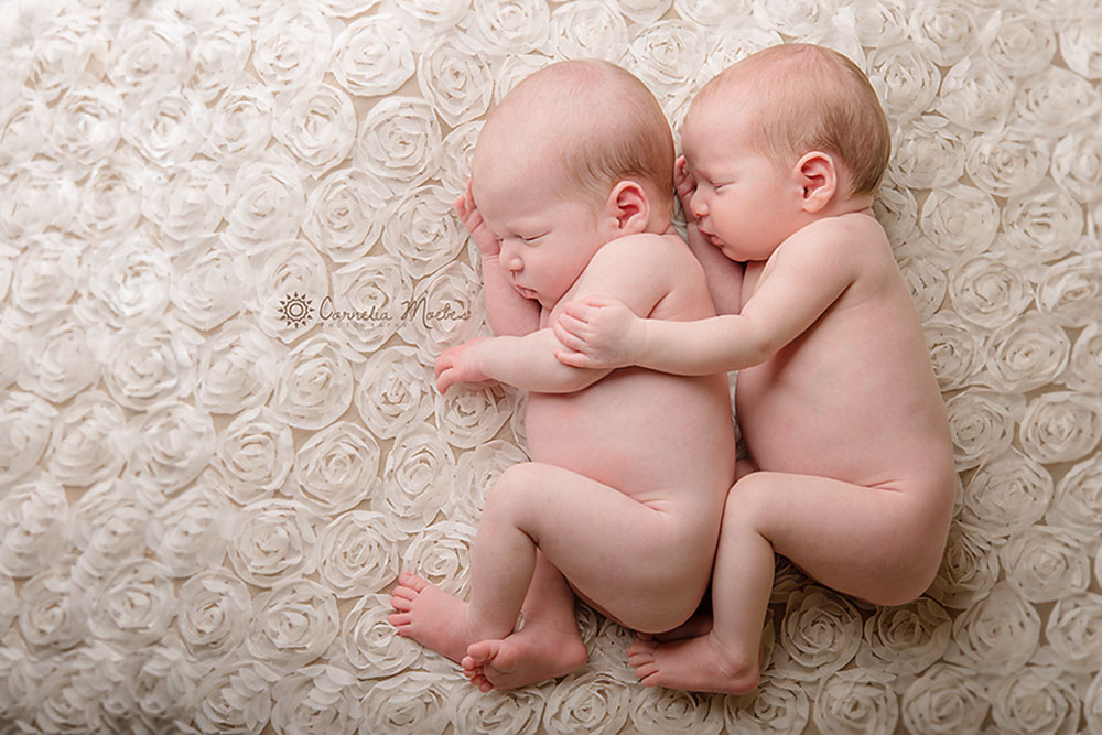 Baby Zwillinge Kuscheln Foto Bild Kinder Babies Schwangerschaft Bilder Auf Fotocommunity