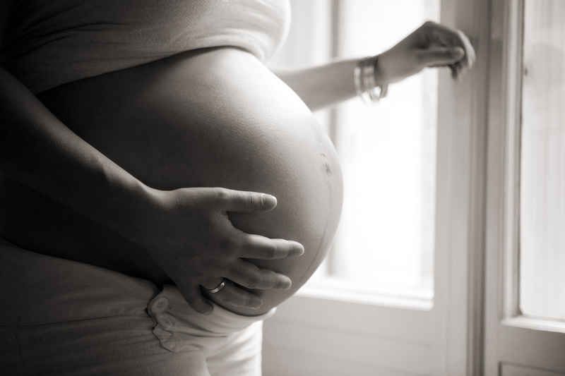 Babybauch am Fenster