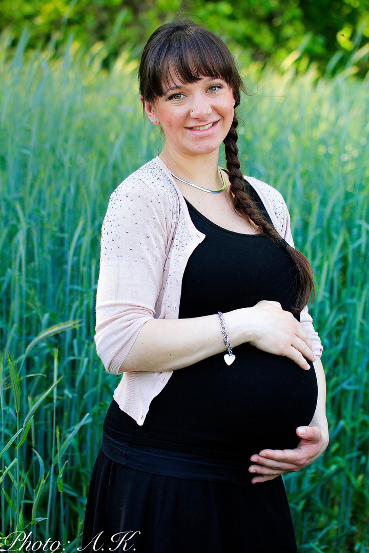 Babybauch im Feld