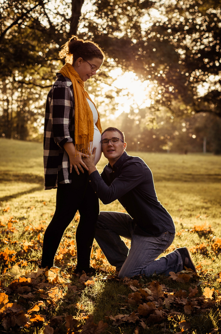 Babybauch im Herbstlicht